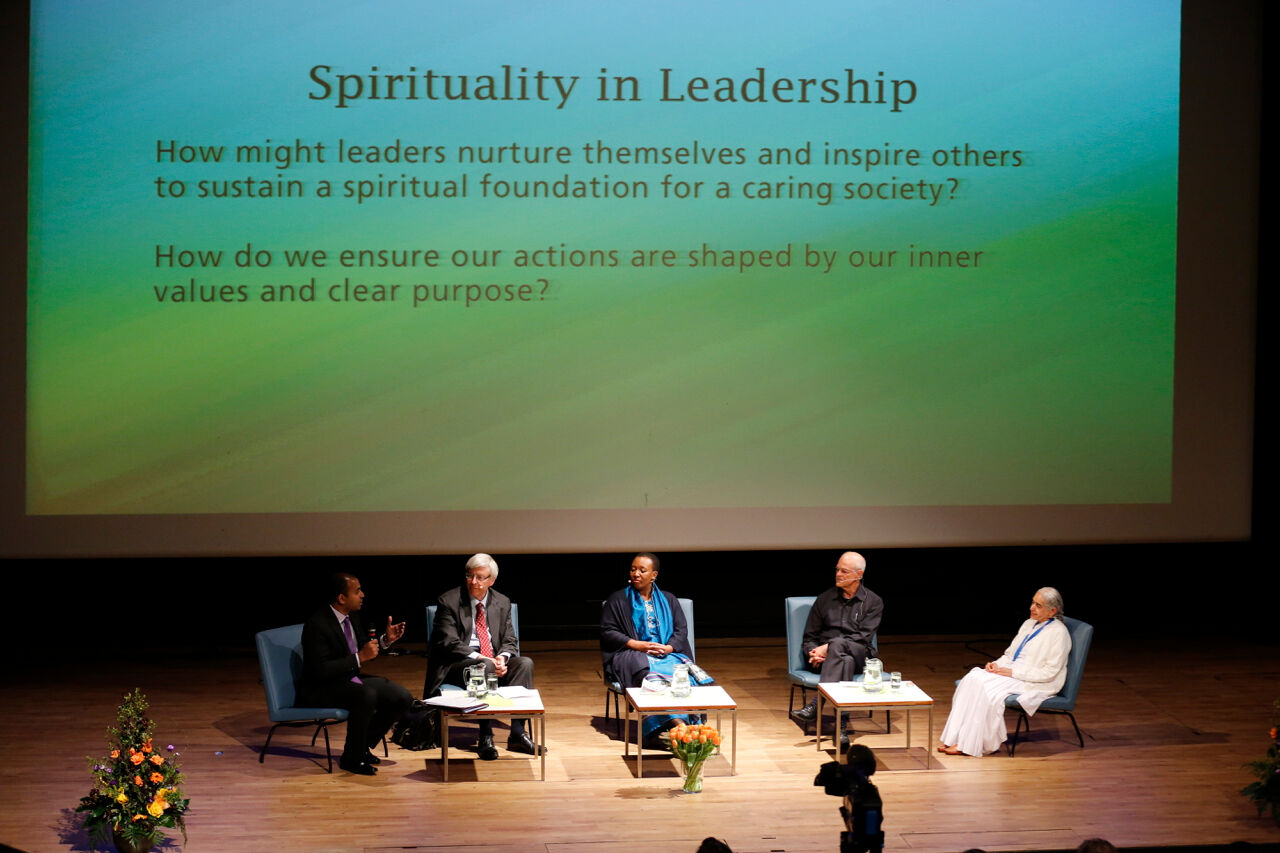 “Climate and Nature: The role of faith based organisations in securing a nature positive world”: L-R Karenna Gore, Center for Earth Ethics, Dan Perel, UN Representative for the International Baha'i Community, Sister Jayanti, Gopal D. Patel, Bhumi Global, Debra Boudreaux, Buddhist Tzu Chi Foundation, and Gavin Edwards (moderator), Global Coordinator, WWF New Deal for Nature and People, organised by the World Wide Fund for Nature, COP26, Glasgow Nov 2021.
